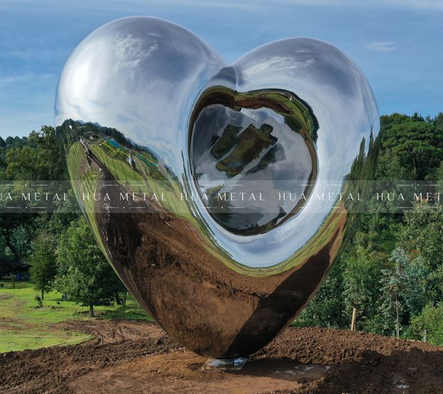 Tác phẩm điêu khắc bằng thép không gỉ đương đại Love Me